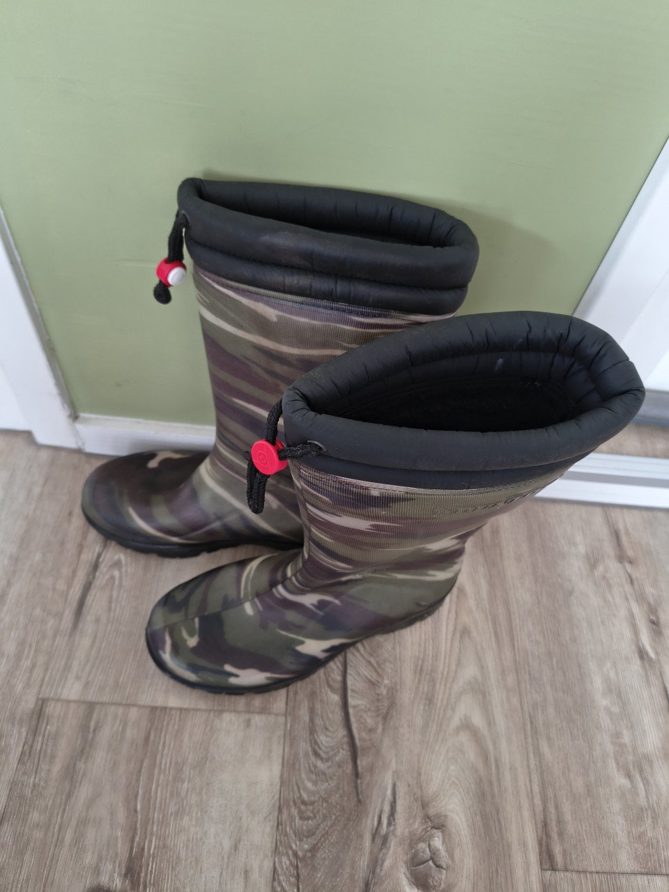 Mooie groene gevoerde camouflage regenlaarzen Dunlop, 38.