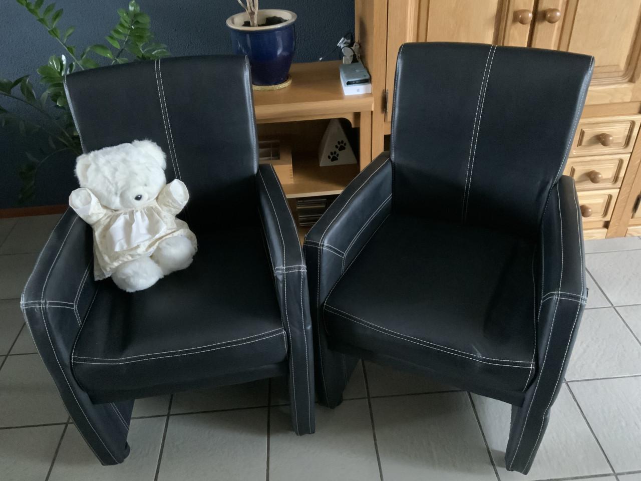 2 zwarte stoelen