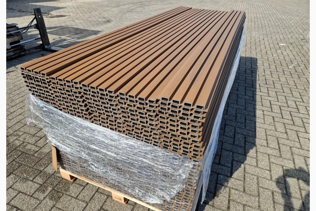 Composiet gevelbekleding Teak 290 cm, 150 panelen, 30 euro per stuk