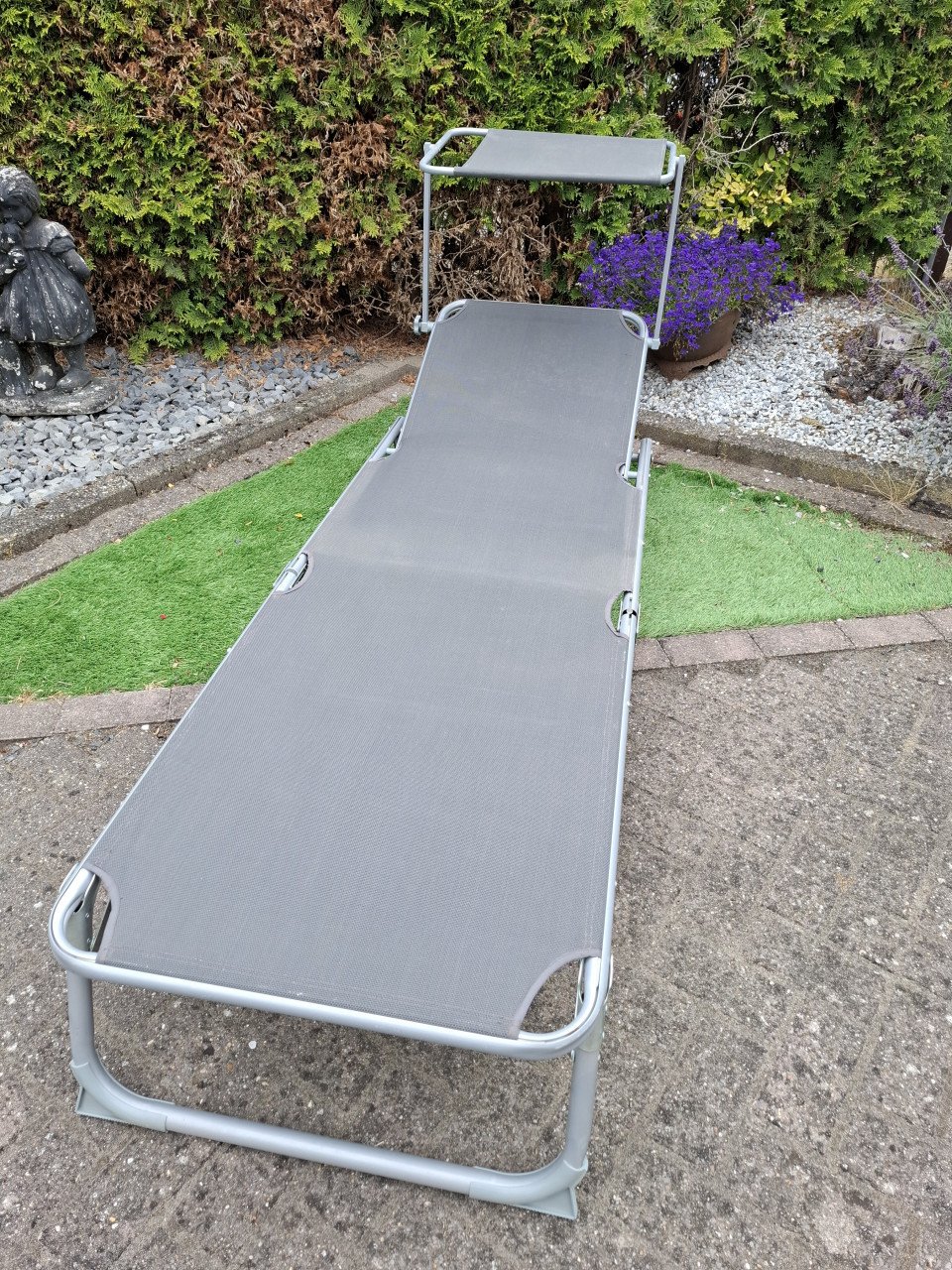 Ligbed met zonneluifel