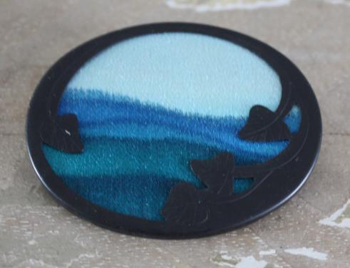 Broche met bauw tinten