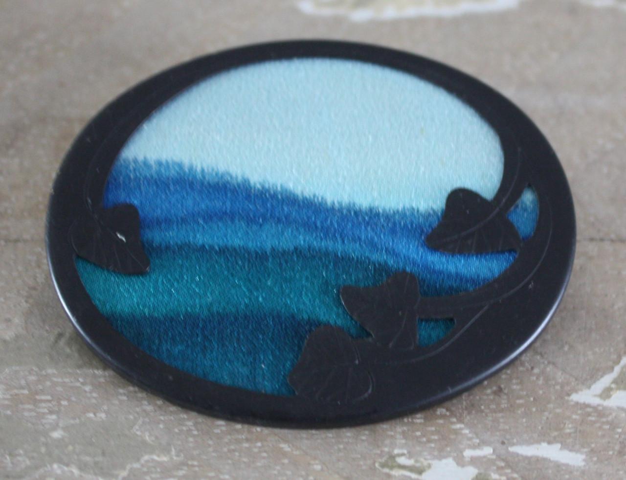 Broche met bauw tinten