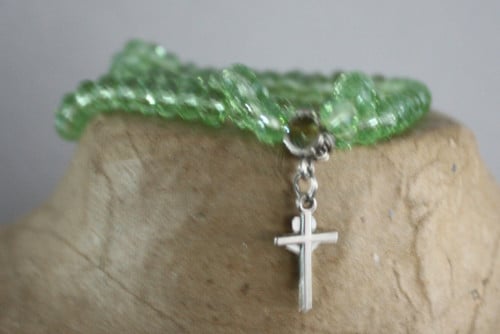 Rekbare arband groene kraaltjs en kruis hanger