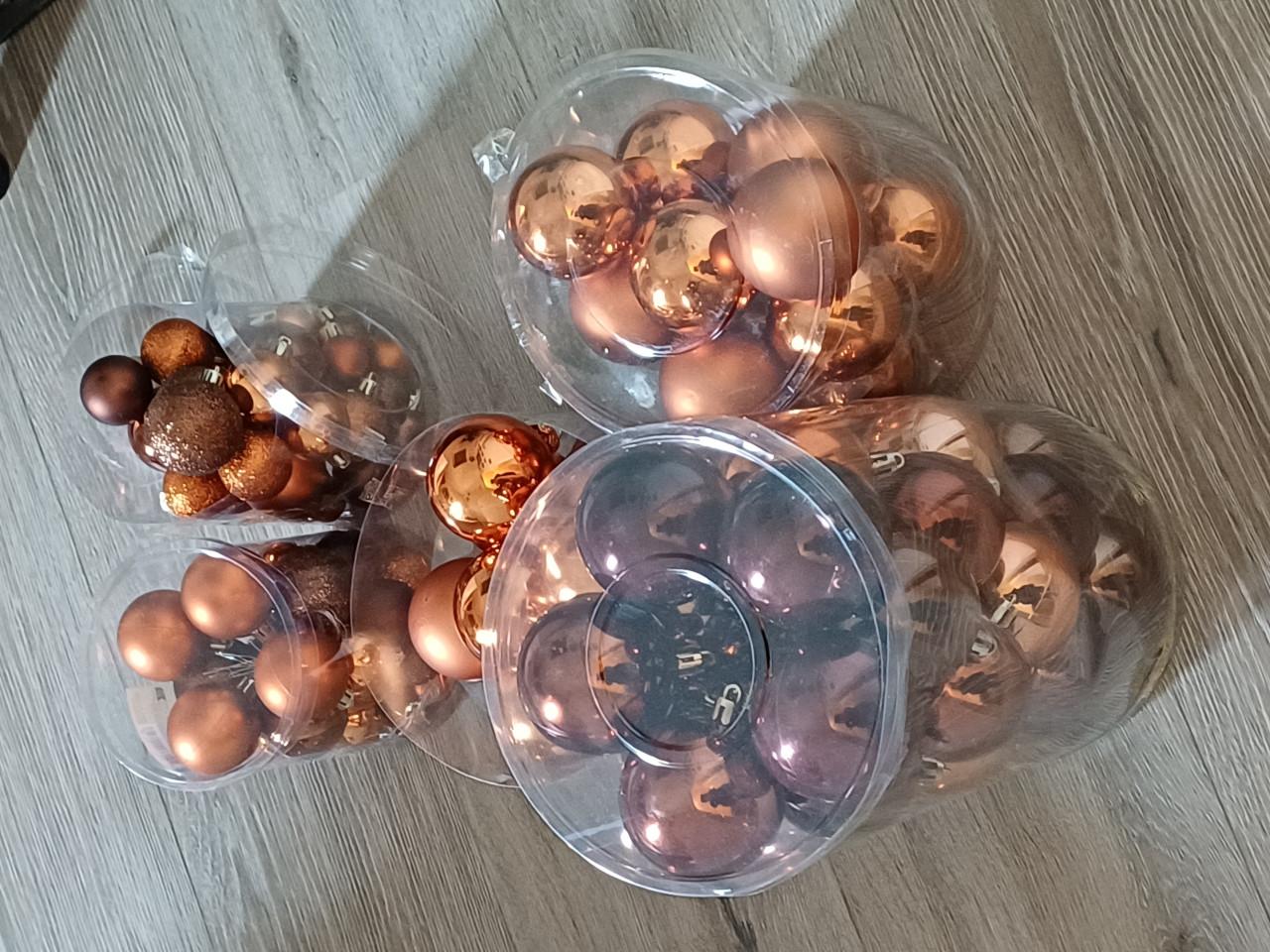 Oranje/roest kerstballen