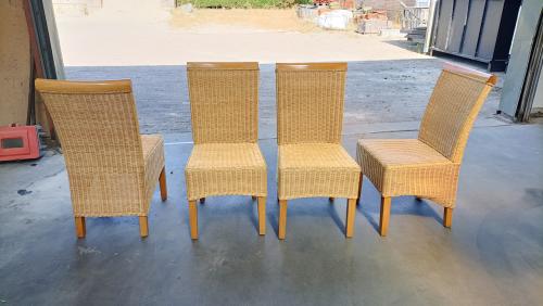 4 x Rotan eetkamerstoelen.