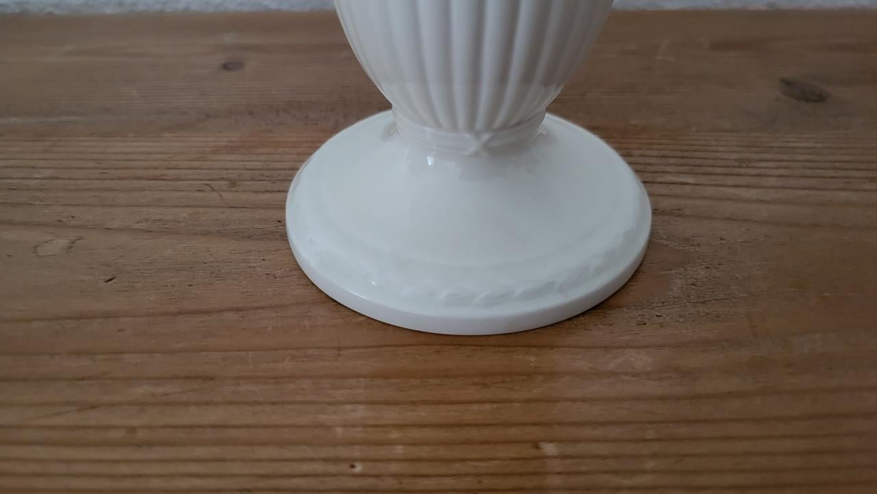 Wedgwood embossed Queen's Ware vaas h 17 cm
