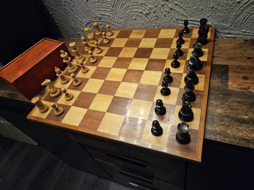 Prachtig groot houten schaakspel met houten opbergdoos