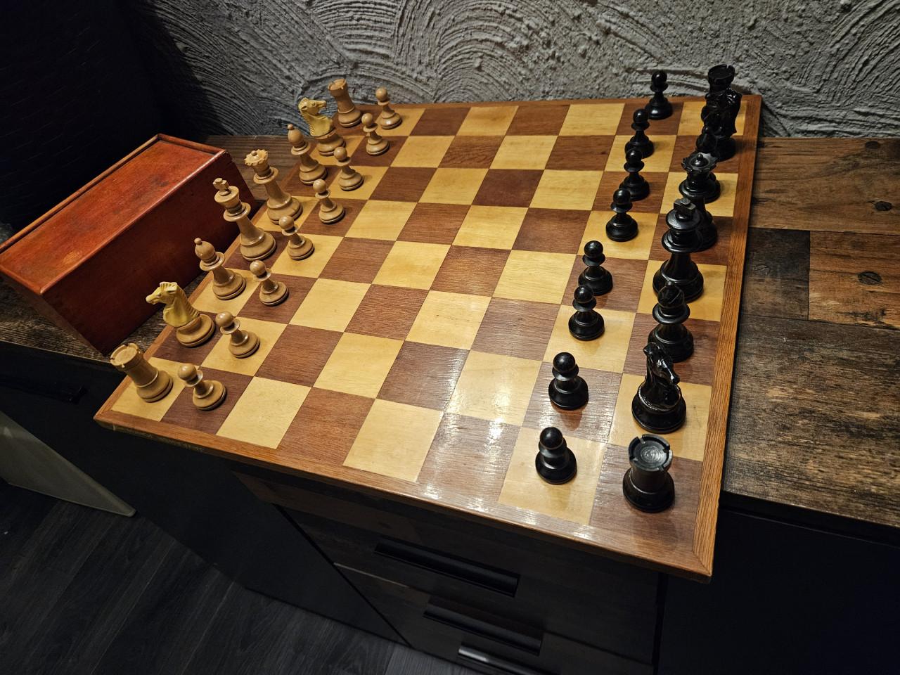 Prachtig groot houten schaakspel met houten opbergdoos