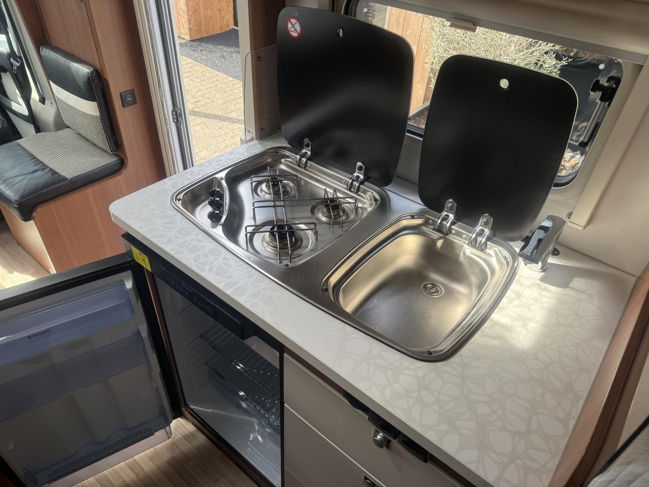 LMC Breezer V646G. Black-line ( 2x lengte bedden, zeer netjes ,dak airco)