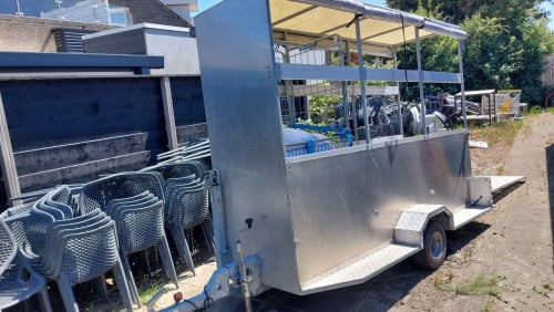 Aanhanger smalle uitvoering voor vervoer van drie metalen korfcontainers