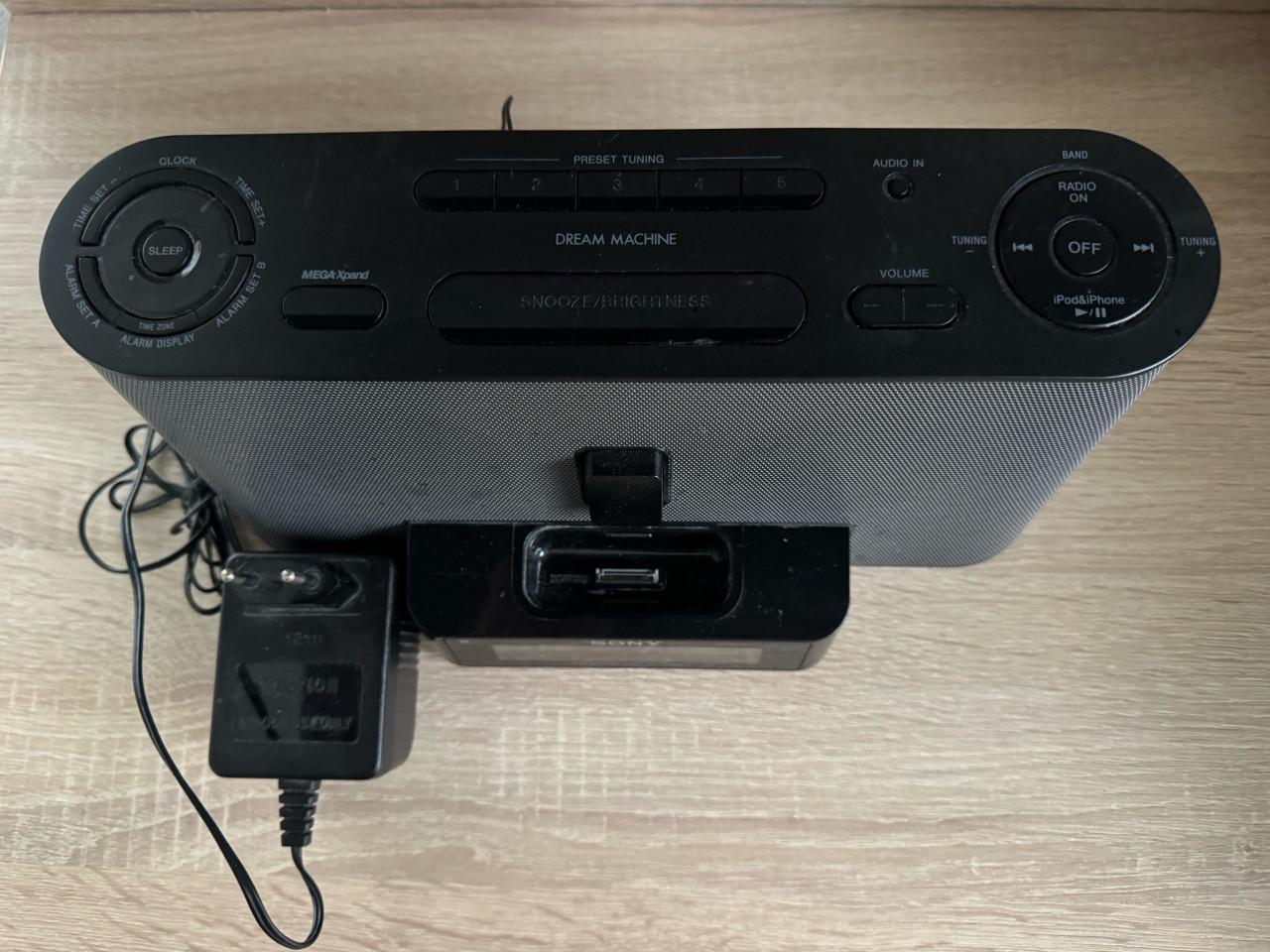 Sony Dream Machine ICF-C1iPMK2 Alarm Clock Radio & iPhone iPod Docking