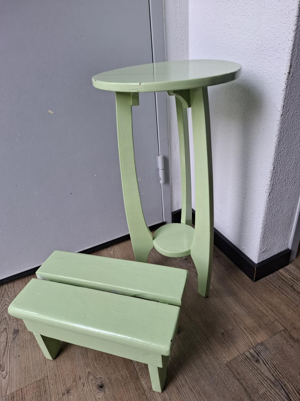 Set van een planten en vensterbanktafeltje