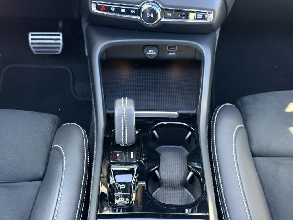 Volvo XC40 t4 211pk recharge r-design| pano| adap.cruise| trekhaak| camera