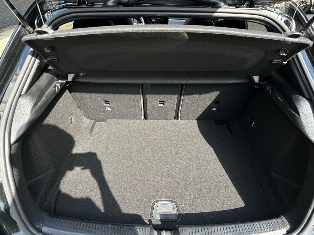 Mercedes-Benz A-Klasse 180 business solution amg // ambiance verlichting //