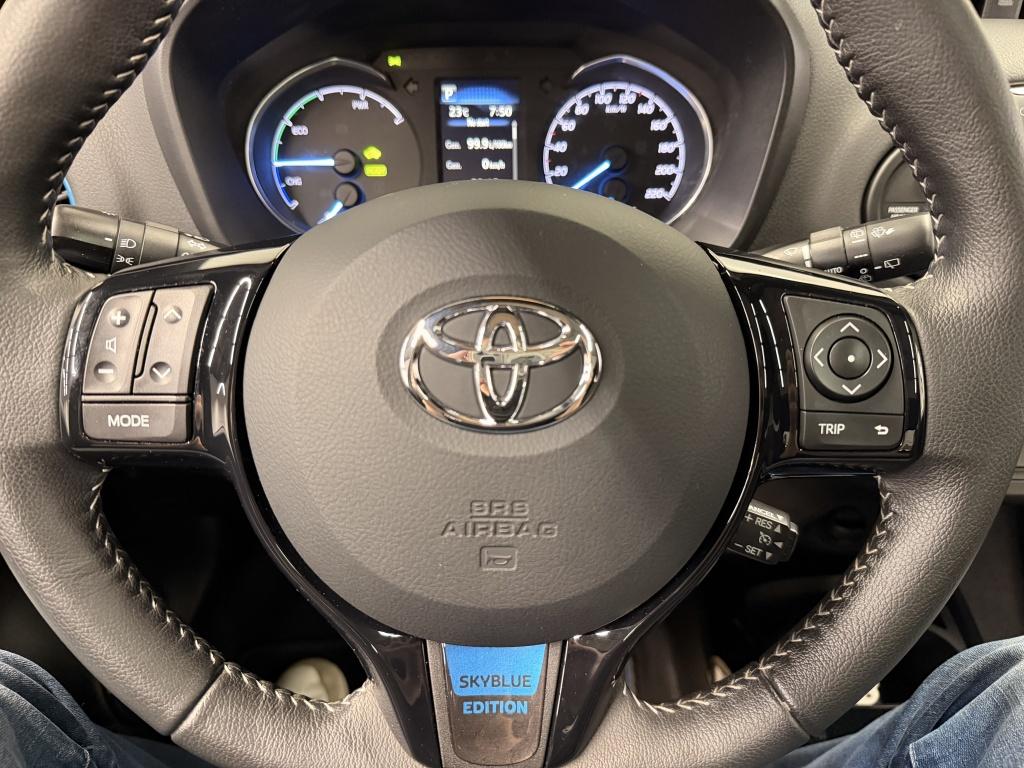 Toyota Yaris 1.5 hybrid skyblue edition