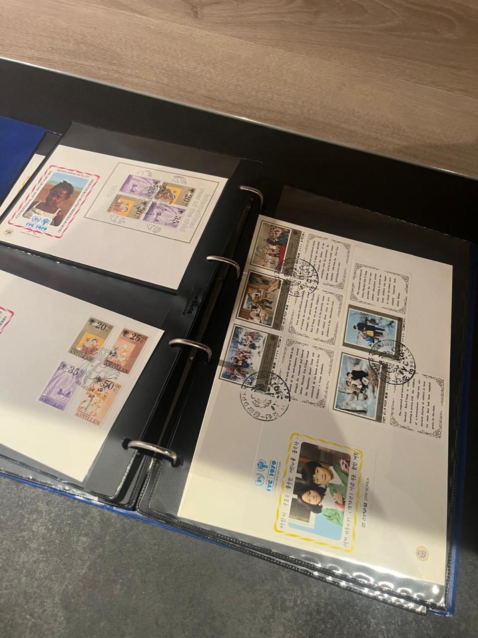 Album met enveloppen 'Jaar van het kind 1979'