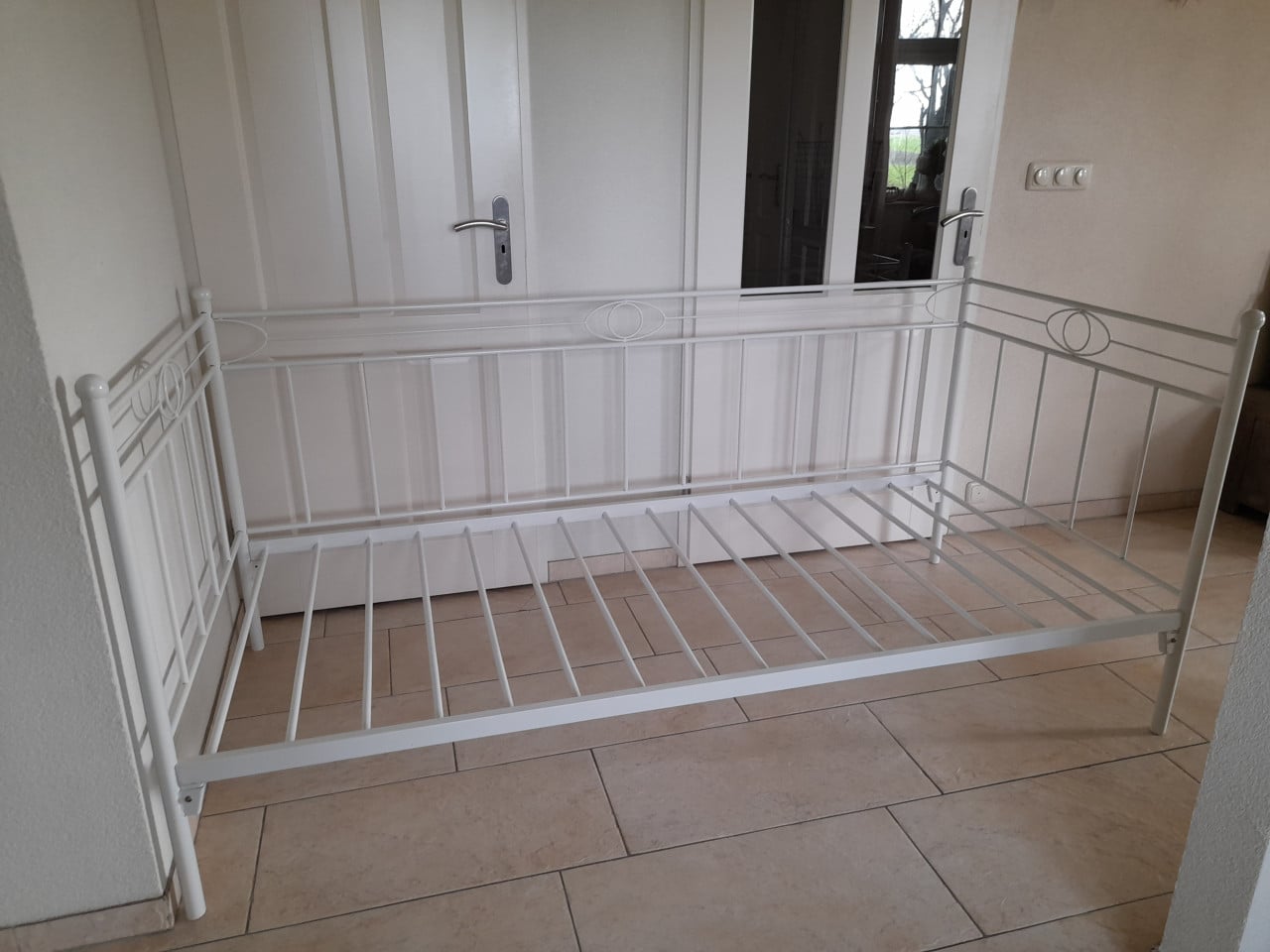 1 Persoons meiden bed  90 x 200 (in goede nette staat )