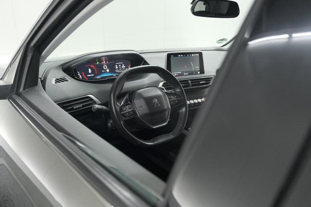 Peugeot 3008 puretech 130 eat6 allure | camera | navigatie | apple carplay 