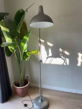 Te koop Industriële lamp. Draaibaar, in hoogte verstelbaar, met dimmer.