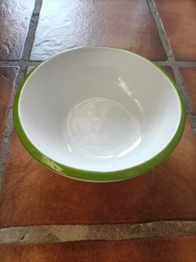 Schaaltje van steen of keramiek met groene rand. Hoogte 6 cm.
