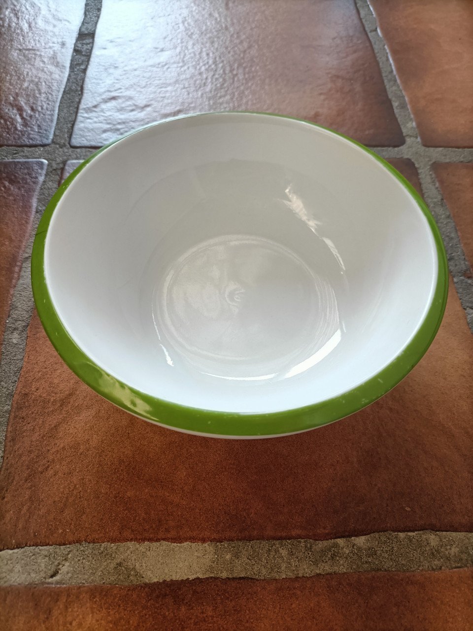 Schaaltje van steen of keramiek met groene rand. Hoogte 6 cm.