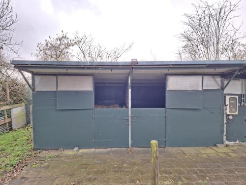 Schuilstal / stallen te koop moet zsm weg.