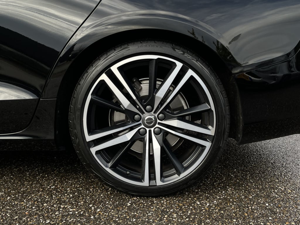 Volvo S60 2.0 t5 r-design | pano | pilot assist | head-up | carplay | stuur
