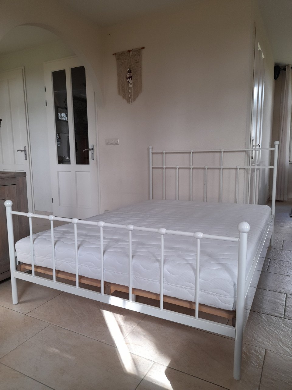 140 x 200 Metalen bed (in goede staat ) eventueel met matras!