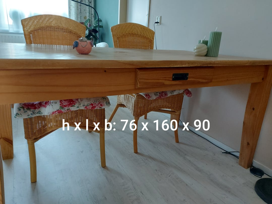 Stevige grenen eethoek met vier leuke rieten stoeltjes