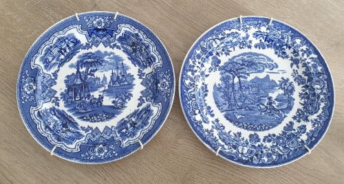 2 verschillende Petrus Regout borden Delftsblauw Maastricht