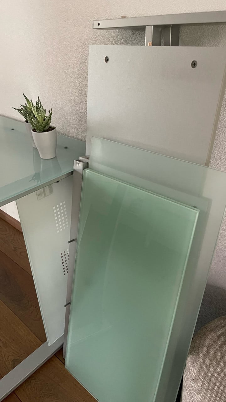 Prachtig bureau hardglas met boekenkast