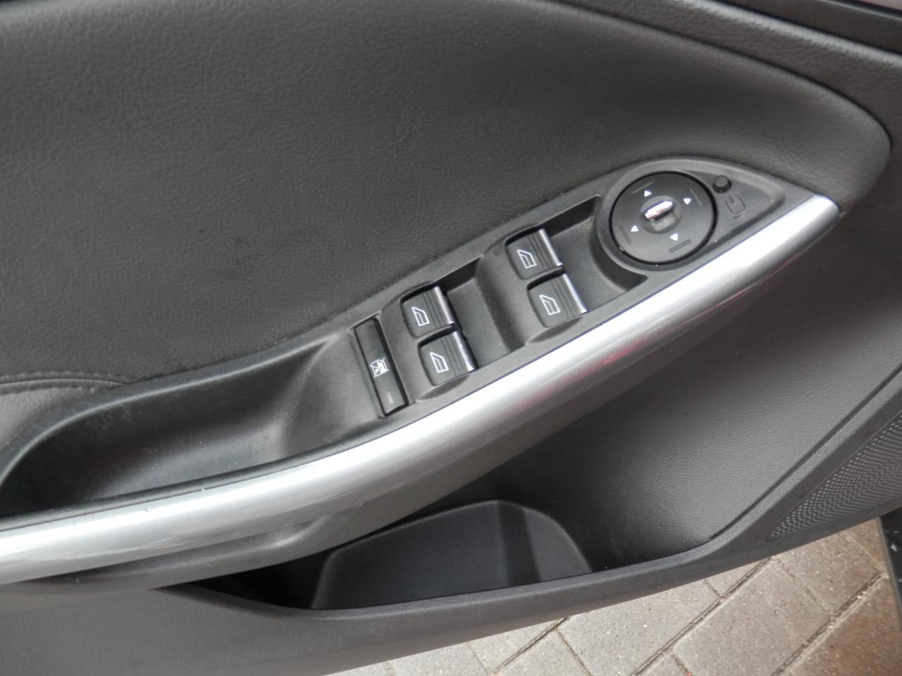 Auto Garant Biedt Aan: Ford Focus 1.6 First Edition