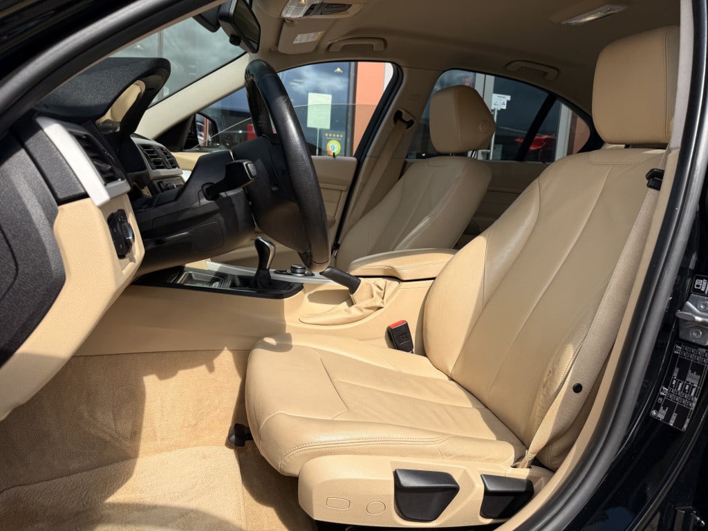 BMW 3-serie 320i high executive | navi | leder | 260pk | elect trekhaak |