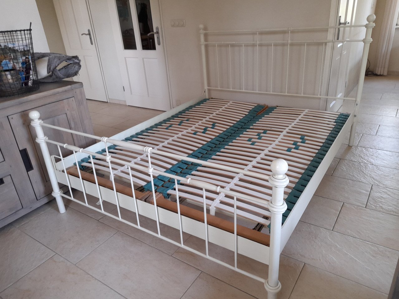 Ijzeren 2 p bed ( 160 x 200 ) met verstelbare lattenbodems (in goede staat)