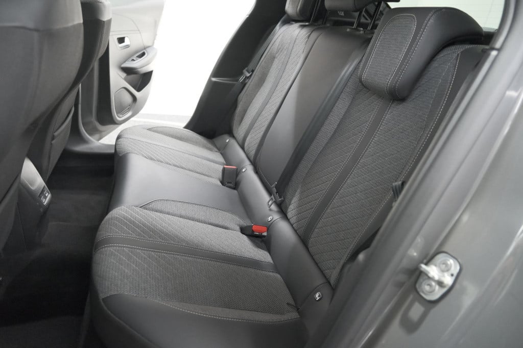 Peugeot 208 hybrid 100 e-dcs6 allure | camera | keyless entry | apple carpl