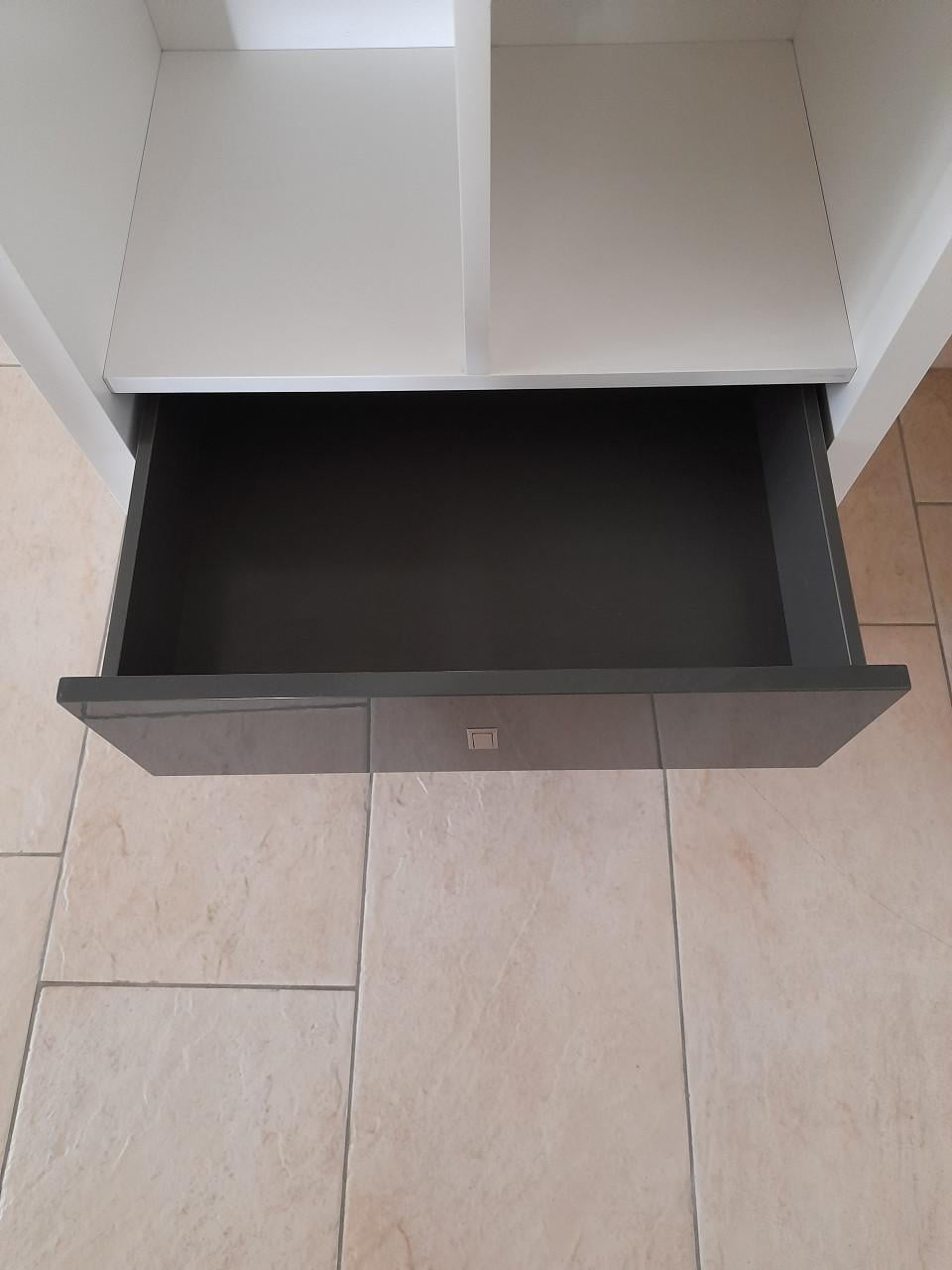 Prachtige XOOON kast 40 x 65 x 208 ( in goede nette staat)