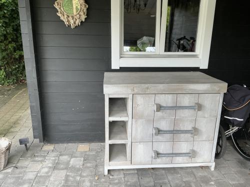 Stoere steigerhouten ladekast voor veranda of overkapping