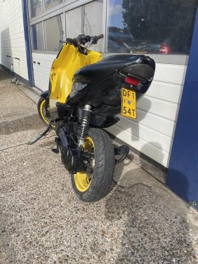 Yamaha scooter met werk