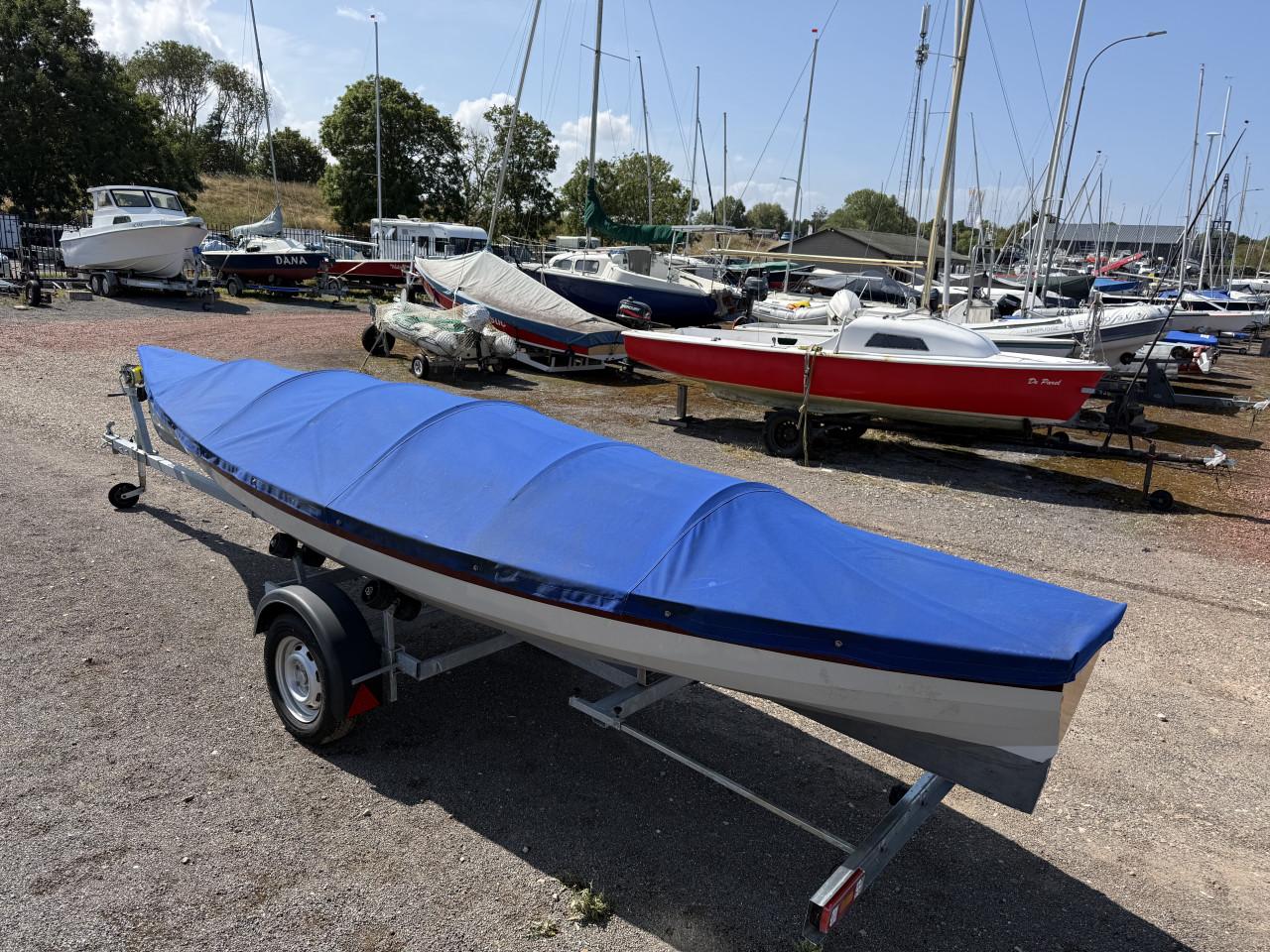 Tweepersoons houten roeiboot