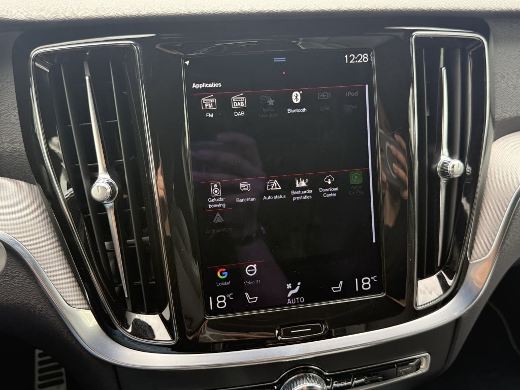 Volvo V60 t6 340pk recharge r-design| panodak| adap.cruise| 360camera| tre