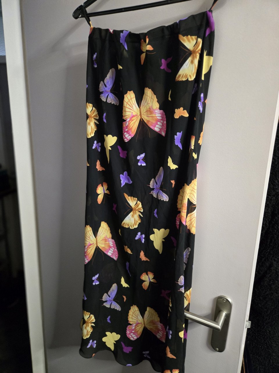 2-delige set met prachtig vlinder design. Lange blouse en rok. Maat S
