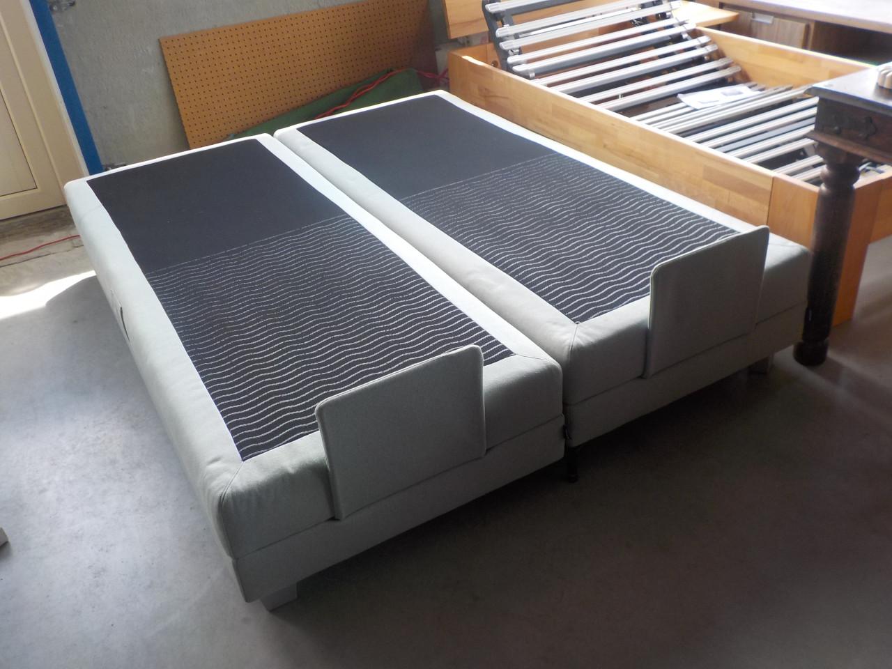 2 elektrische boxsprings ( Karlsson ) + 2 als nieuw matrassen MLINE