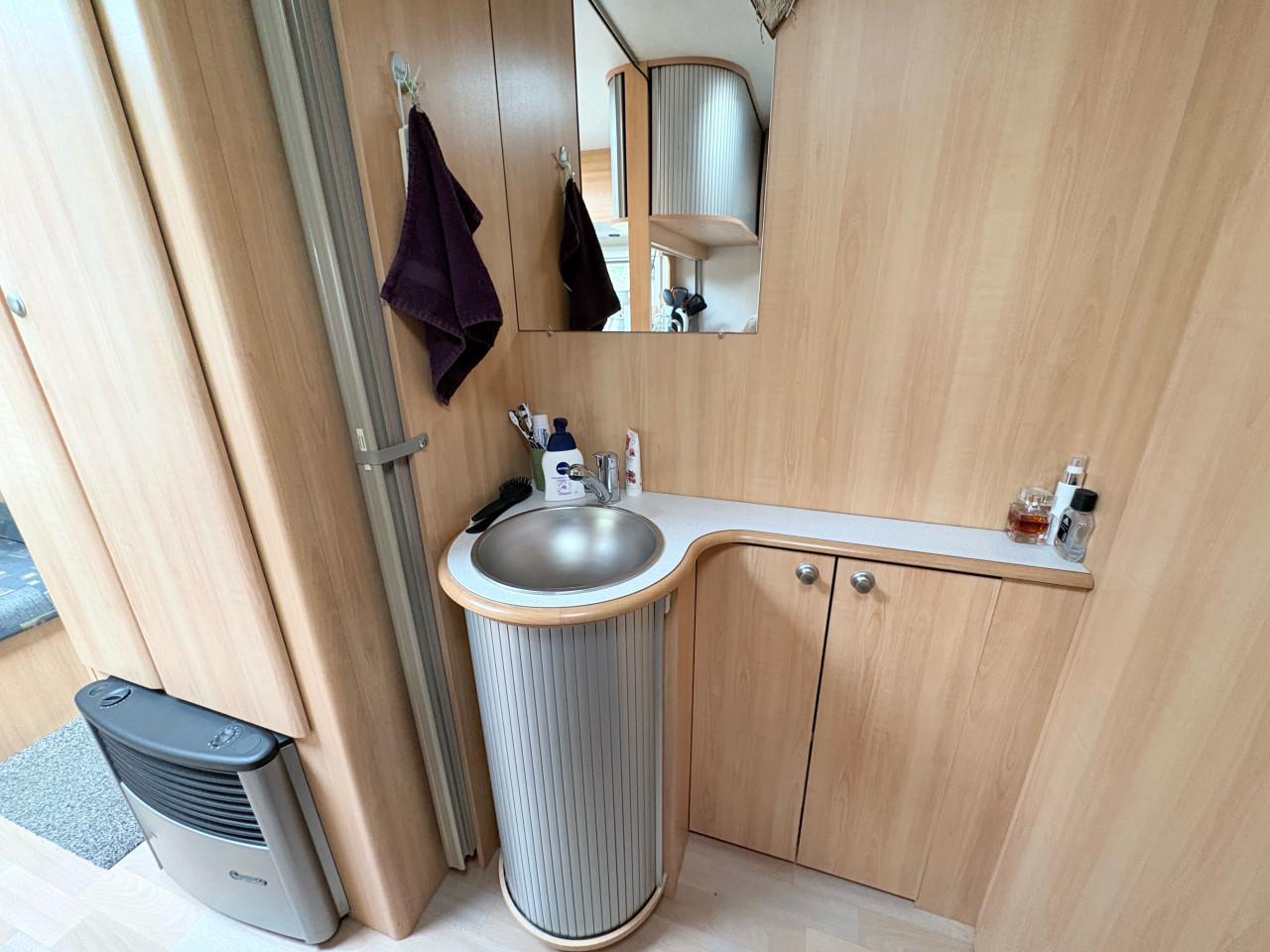 Home-car Racer 45 Spirit. 4 pers caravan met voortent&luifel