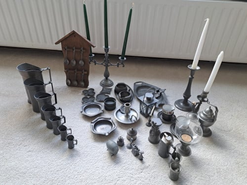 Tinnen kannen, schaaltjes, kandelaars e.d
