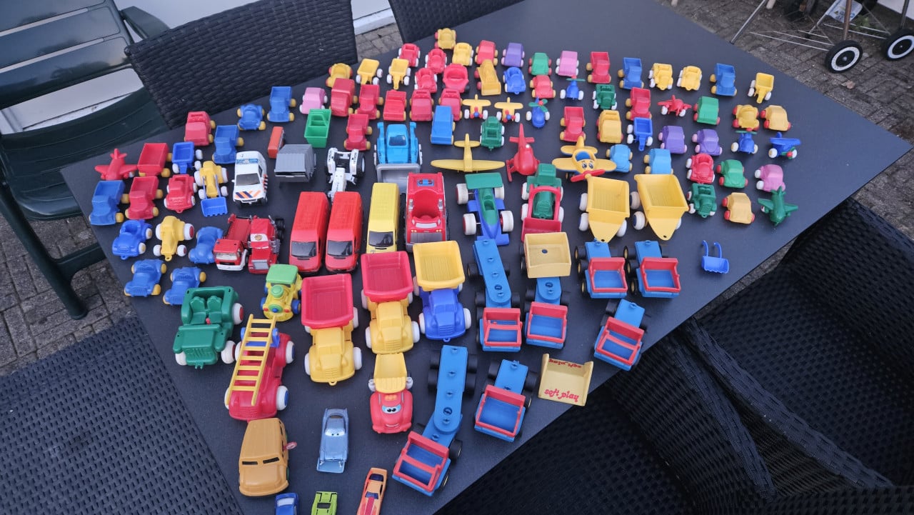 Heeeel veel plastic speelgoedauto's, vliegtuigjes