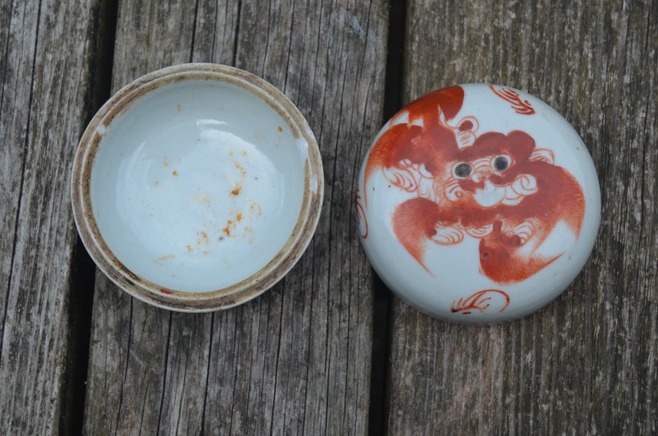 Chinees porseleinen dekseldoosje met red iron decoratie
