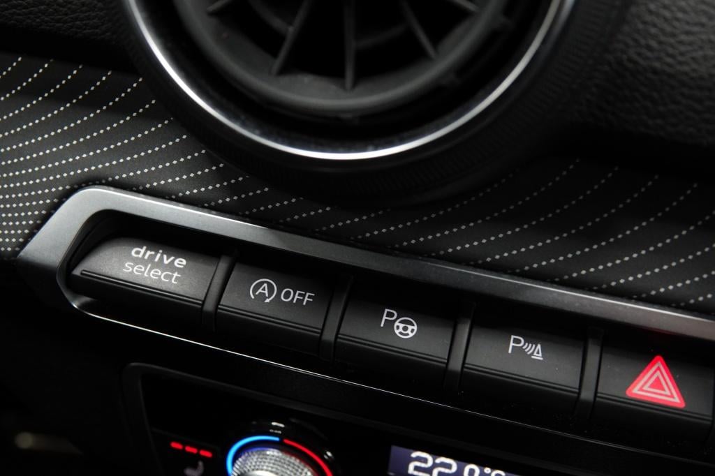 Audi Q2 1.5 tfsi | acc | pdc | carplay | s-line |