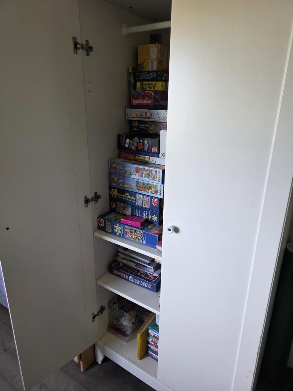 Kleding kast kinderkamer