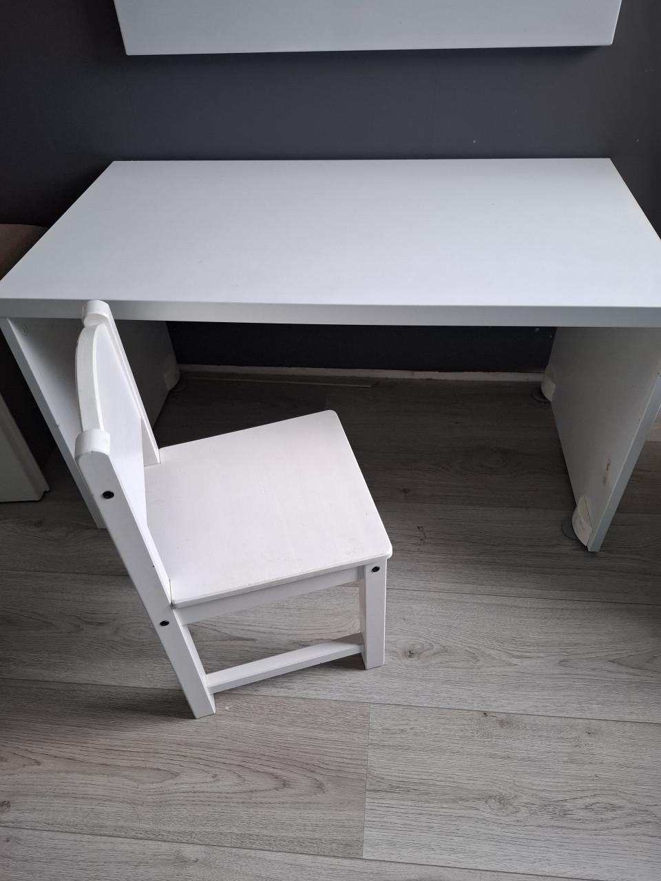 Kinderbureau + stoeltje