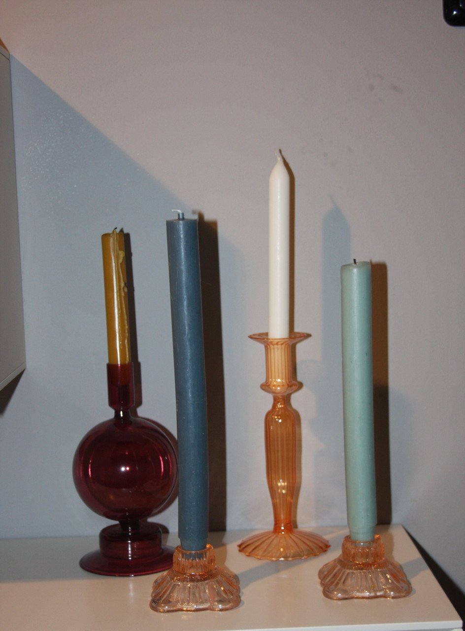 Verschillende design en vintage vaasjes en kandelaars